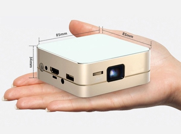  Proyector pico en palma.