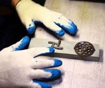  Afilando un cuchillo en una picadora de carne