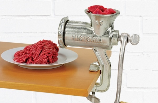  Torcer la carne en una picadora de carne