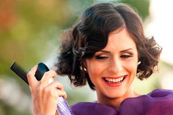 Aplicando barniz sobre el cabello.