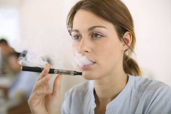  Chica fuma cigarrillo electronico
