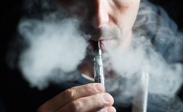 Un hombre se cierne vape