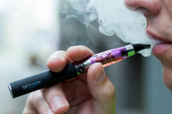  Hombre fumando vap