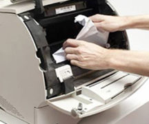  El papel está atascado en la impresora.