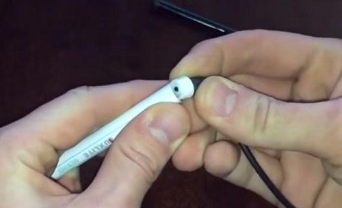  Retirando el tapón de plástico.