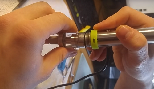  Desconectando el tanque del atomizador.