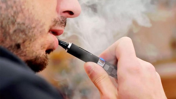  Hombre fumando un cigarrillo