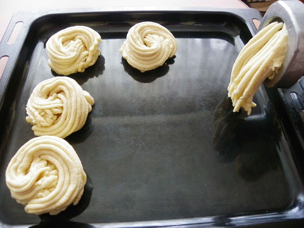  Galletas a través de la picadora de carne.