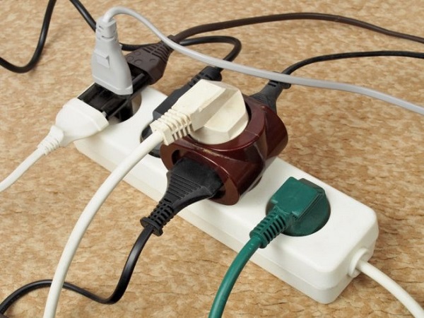  Encendido simultáneo de varios aparatos eléctricos.