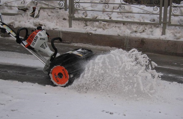  Recortadora con boquilla para la remoción de nieve.
