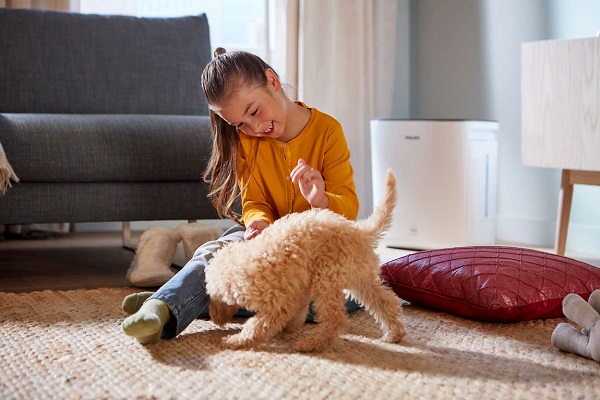  Niña jugando con un cachorro
