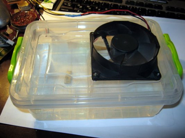  Conexión del ventilador a la fuente de alimentación.