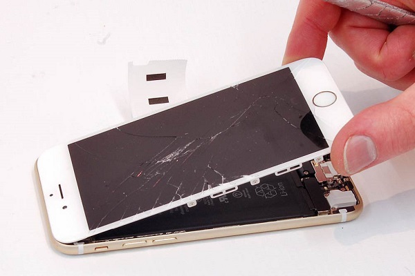  Desconectando la pantalla del teléfono.