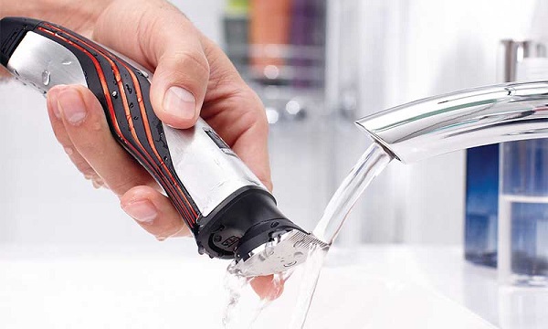  Enjuagar la cuchilla con agua corriente.