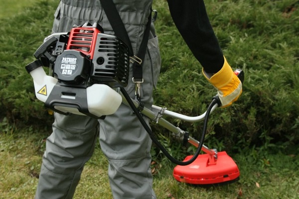  Trimmer de gasolina en el trabajo