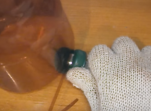  Cortar el fondo de la botella.