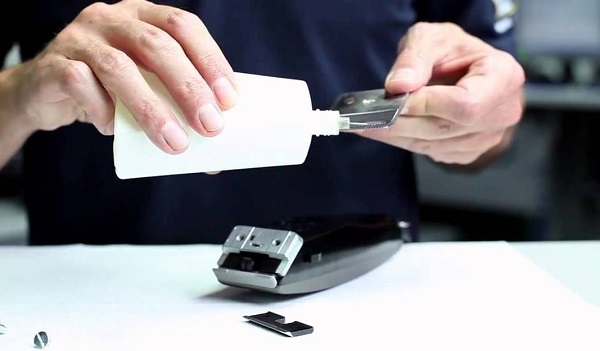  Lubricación de cuchillas de máquina de escribir.