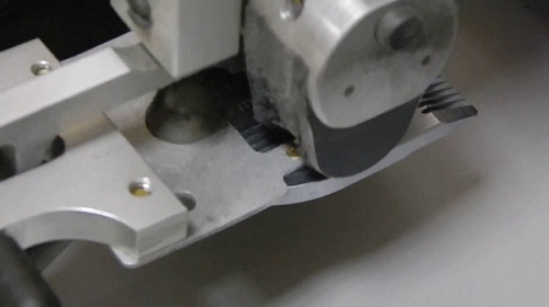  Afilado de cuchillos en un torno