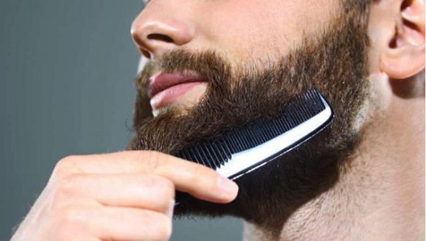 Peinando barba