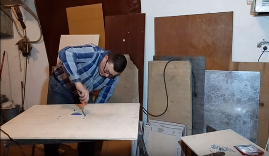  Cortadora de azulejos con fondo de molinillo