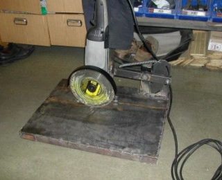  Máquina de bricolaje con un molinillo en la parte superior.