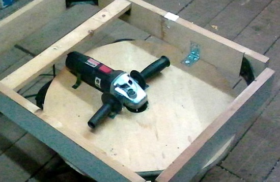  Arreglando molinos desde el fondo de la mesa.