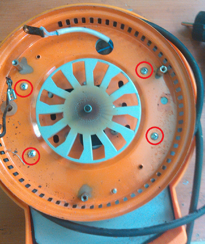  Apague los tornillos de la parte inferior del ventilador.