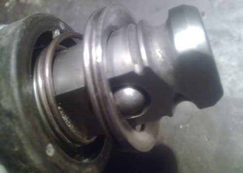  Anillo de sujeción, muelle y bola.