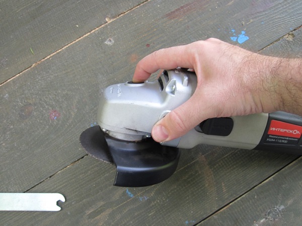  Fijación de la amoladora de ángulo de husillo con un botón.