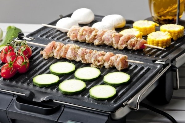  Carnes y verduras en la parrilla eléctrica.
