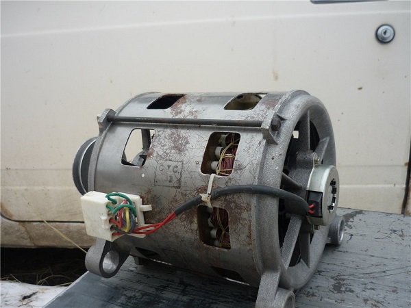  Motor eléctrico de la lavadora.