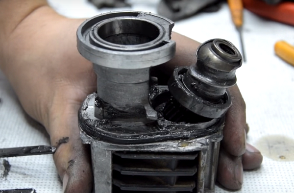  Extracción de rodamientos con un destornillador.