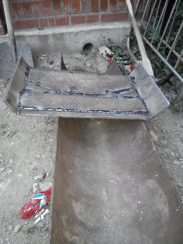  Dobla los bordes de la placa.