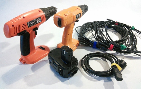  Destornilladores, cable y batería.