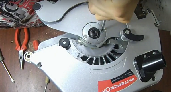  Sierra sujetando tornillos