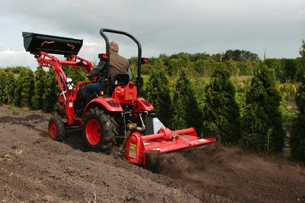  Tractor arrasa el suelo