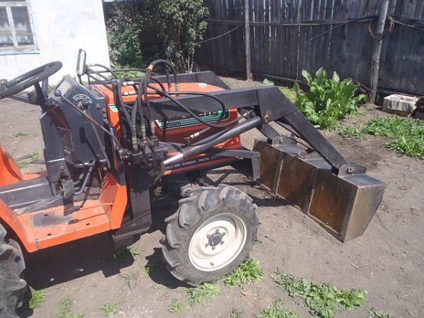  Cubo en un minitractor