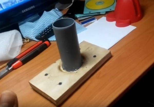  Tubo de contrachapado y plástico.