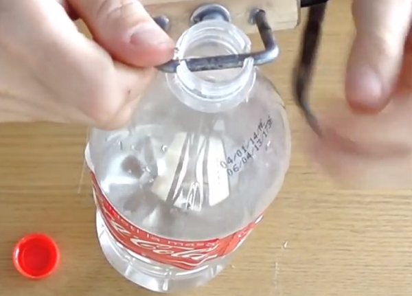  P en los surcos de la botella.