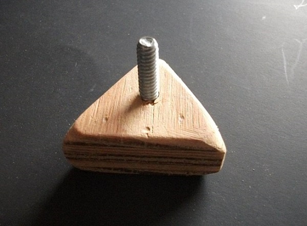  Bloque de madera con perno