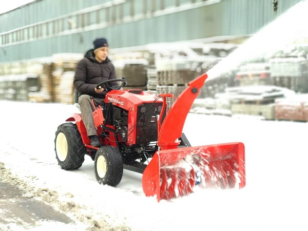  Remoción de nieve con un mini tractor.