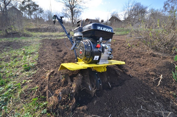  Motoblock aflojando el suelo.