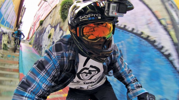  Piloto de motos con camara de accion.