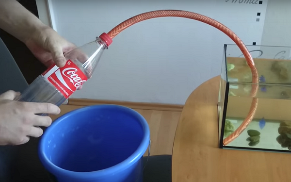  Manguera en agua