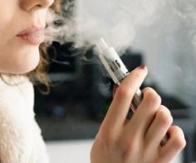  Chica se eleva vape
