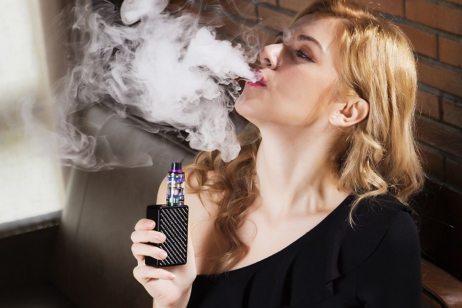  Chica fuma vape