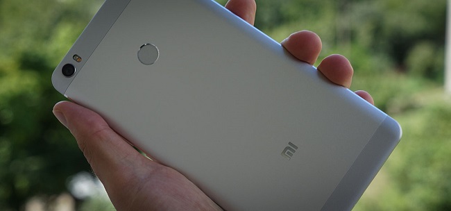  La parte trasera del smartphone.