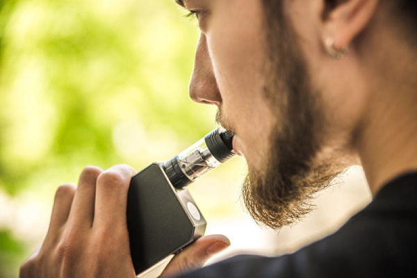  Fumando vape