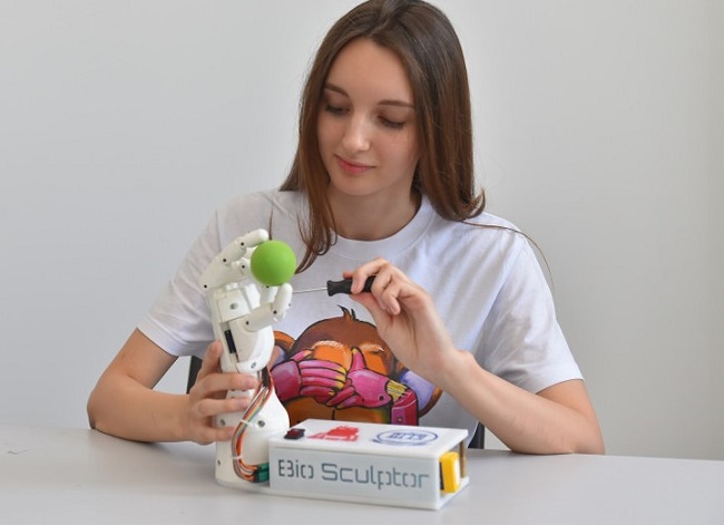  Estudante com invenção