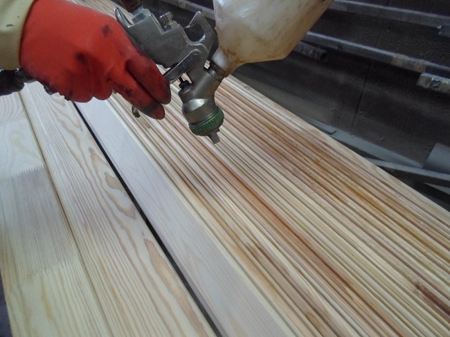  Pintura de piezas de madera.